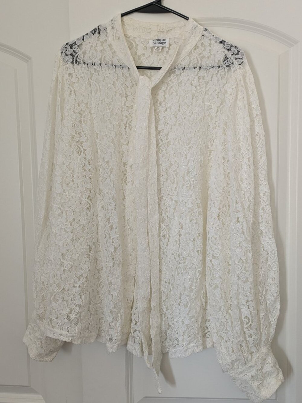 Off-White Lace Bow-Neck Blouse form Unique Vintage 4X (22-24)